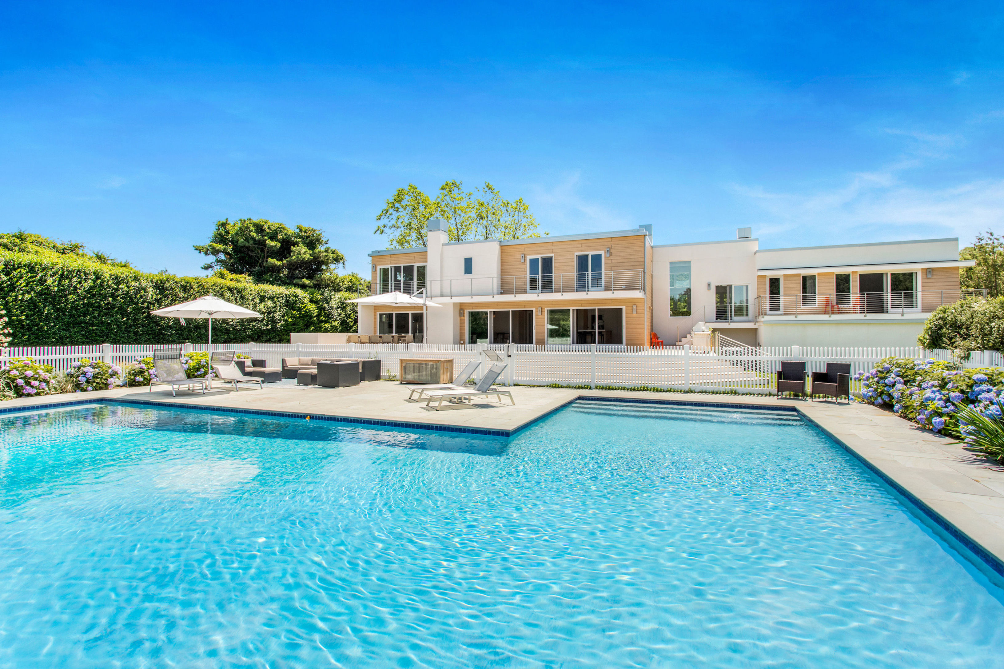 Luxury Modern Renovated Home in Sagaponack South